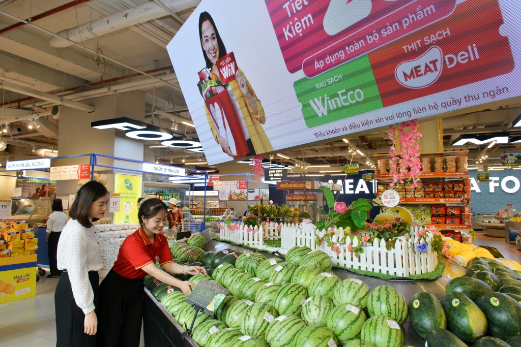 Khách hàng mua sắm tại siêu thị WinMart