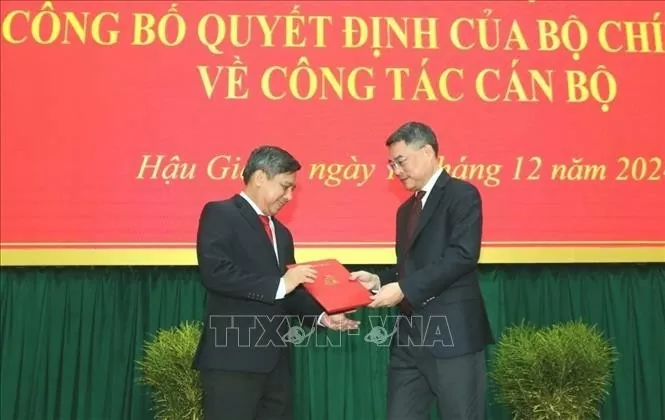 Đồng chí Lê Minh Hưng (phải), Ủy viên Bộ Chính trị, Bí thư Trung ương Đảng, Trưởng ban Tổ chức Trung ương trao Quyết định cho đồng chí Đồng Văn Thanh. Ảnh: TTXVN Đồng chí Lê Minh Hưng (phải), Ủy viên Bộ Chính trị, Bí thư Trung ương Đảng, Trưởng ban Tổ chức Trung ương trao Quyết định cho đồng chí Đồng Văn Thanh. Ảnh: TTXVN