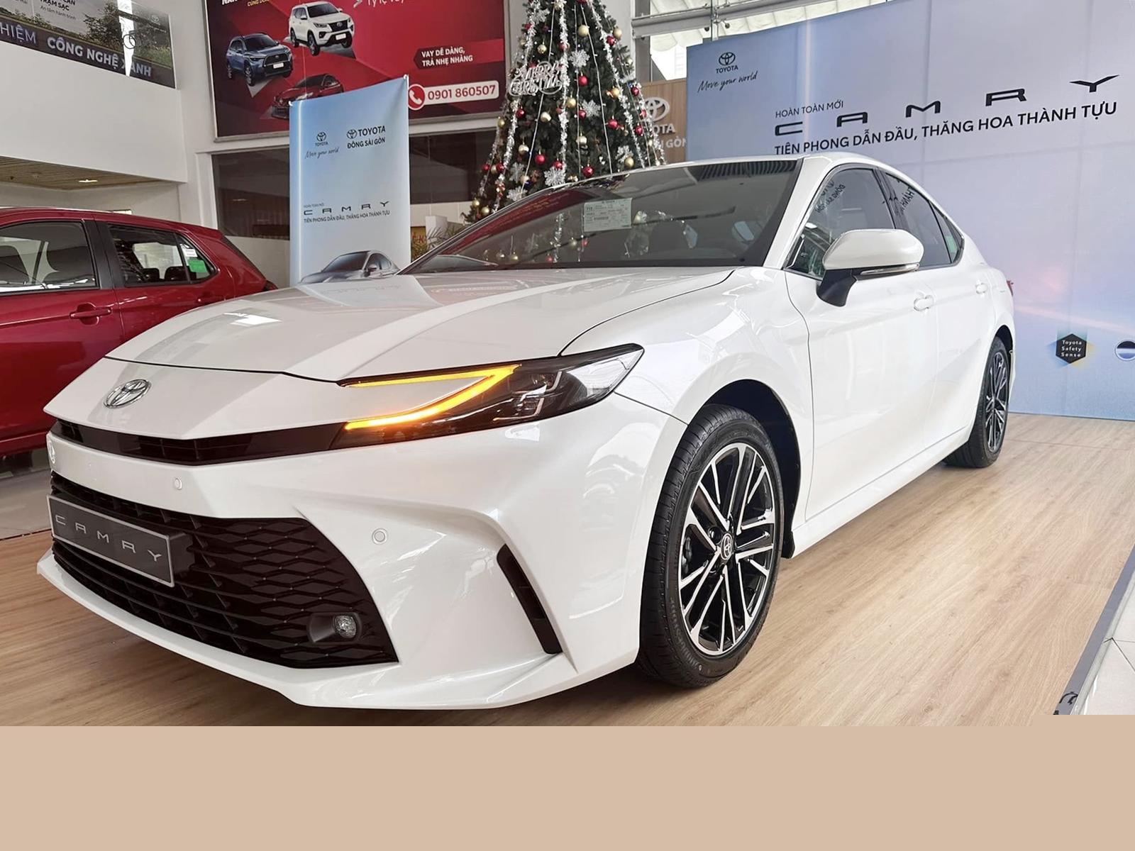 Ảnh thực tế Toyota Camry 2024 bản ‘base’ giá 1,22 tỷ đồng tại đại lý: Nhìn qua gần giống hệt bản cao cấp, khác chút công nghệ- Ảnh 2.