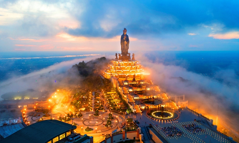 tay ninh ban phao hoa chao nam moi 2025 tai nui ba den hinh 1