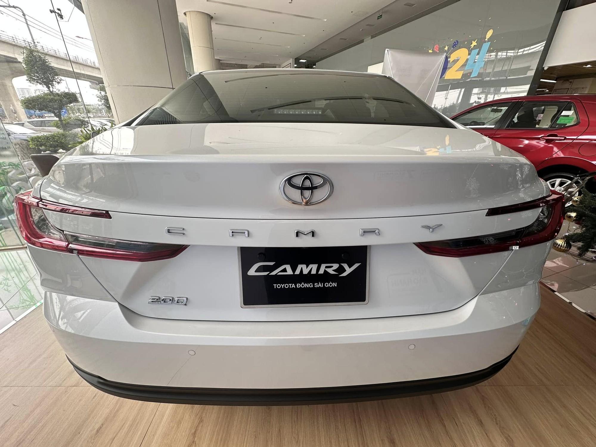 Ảnh thực tế Toyota Camry 2024 bản ‘base’ giá 1,22 tỷ đồng tại đại lý: Nhìn qua gần giống hệt bản cao cấp, khác chút công nghệ- Ảnh 4.