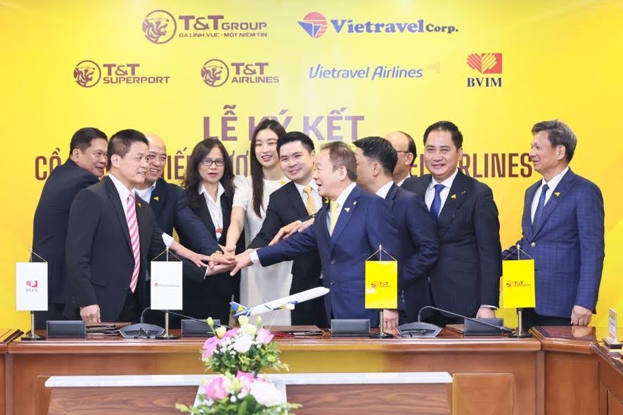 Các cổ đông chiến lược thể hiện quyết tâm đưa Vietravel Airlines bay lên. Ảnh: T&T Group