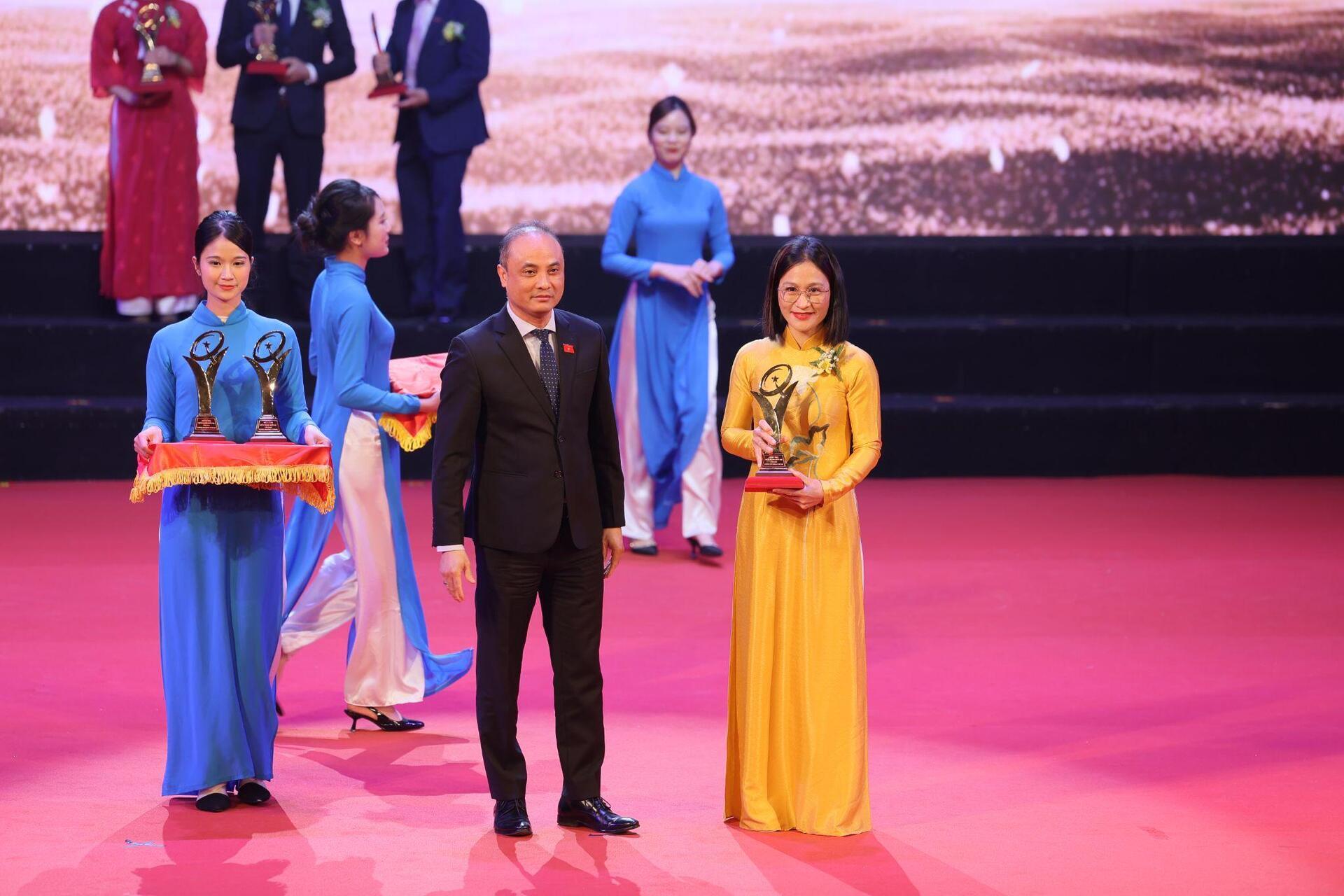 sao thai duong vinh du duoc thu tuong chinh phu trao tang giai vang chat luong quoc gia nam 2024 hinh 1
