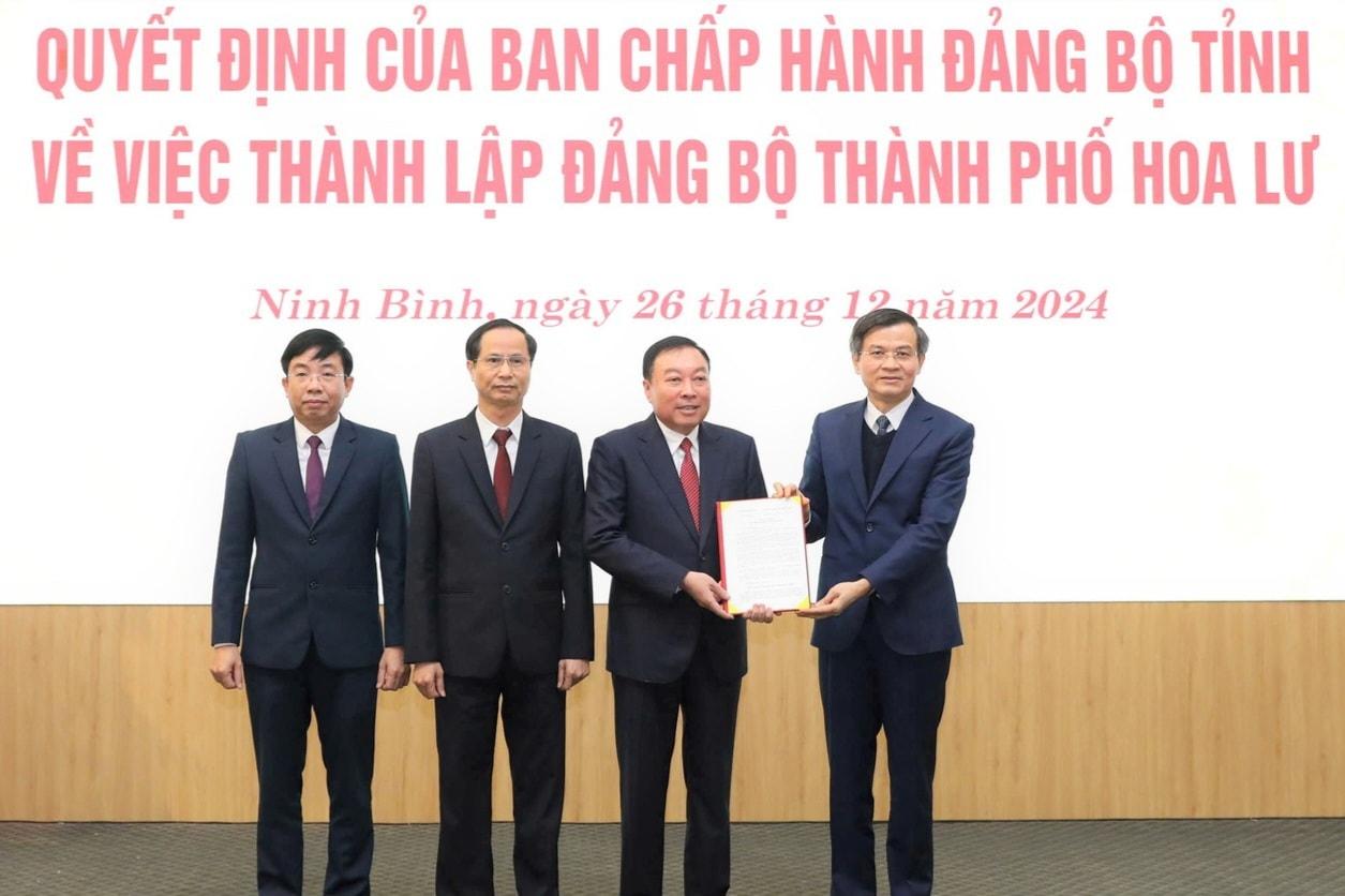 ninh binh cong bo quyet dinh thanh lap dang bo tp hoa lu chi dinh bi thu thanh uy hinh 1