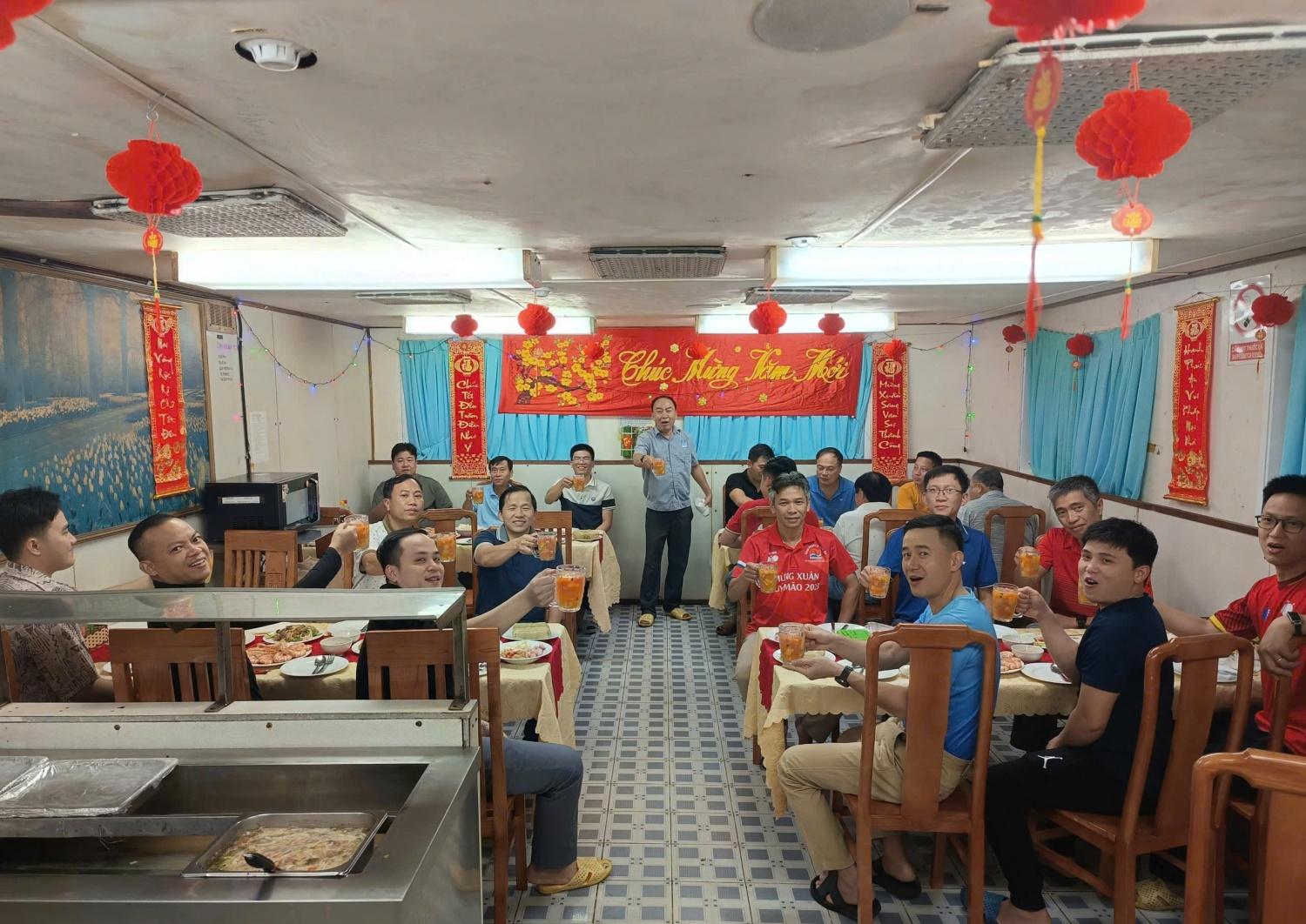 Không khí đón Tết giữa biển khơi Không khí đón Tết giữa biển khơi