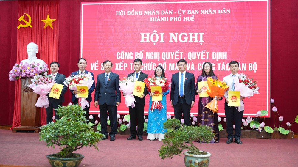 Lãnh đạo thành phố Huế trao quyết định bổ nhiệm các cán bộ lãnh đạo quản lý Sở Khoa học và Công nghệ (Ảnh hue.gov)