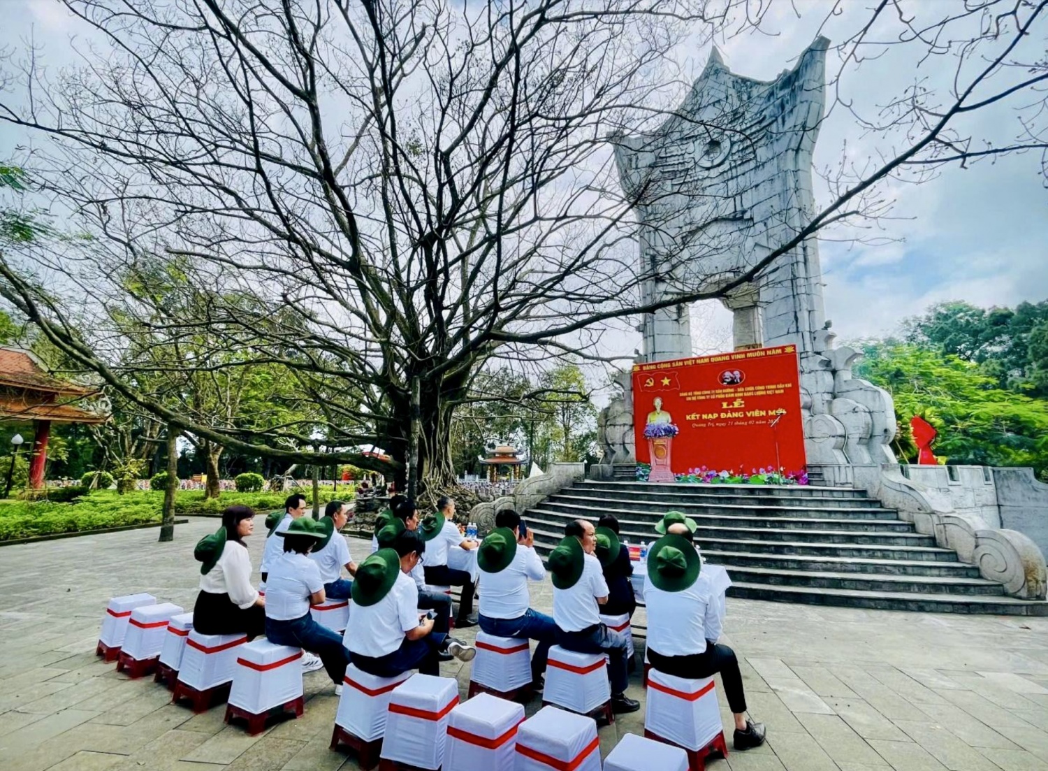 Chi bộ EIC: Lễ kết nạp đảng viên mới đầy ý nghĩa tại Nghĩa trang liệt sĩ Quốc gia Trường Sơn Chi bộ EIC: Lễ kết nạp đảng viên mới đầy ý nghĩa tại Nghĩa trang liệt sĩ Quốc gia Trường Sơn