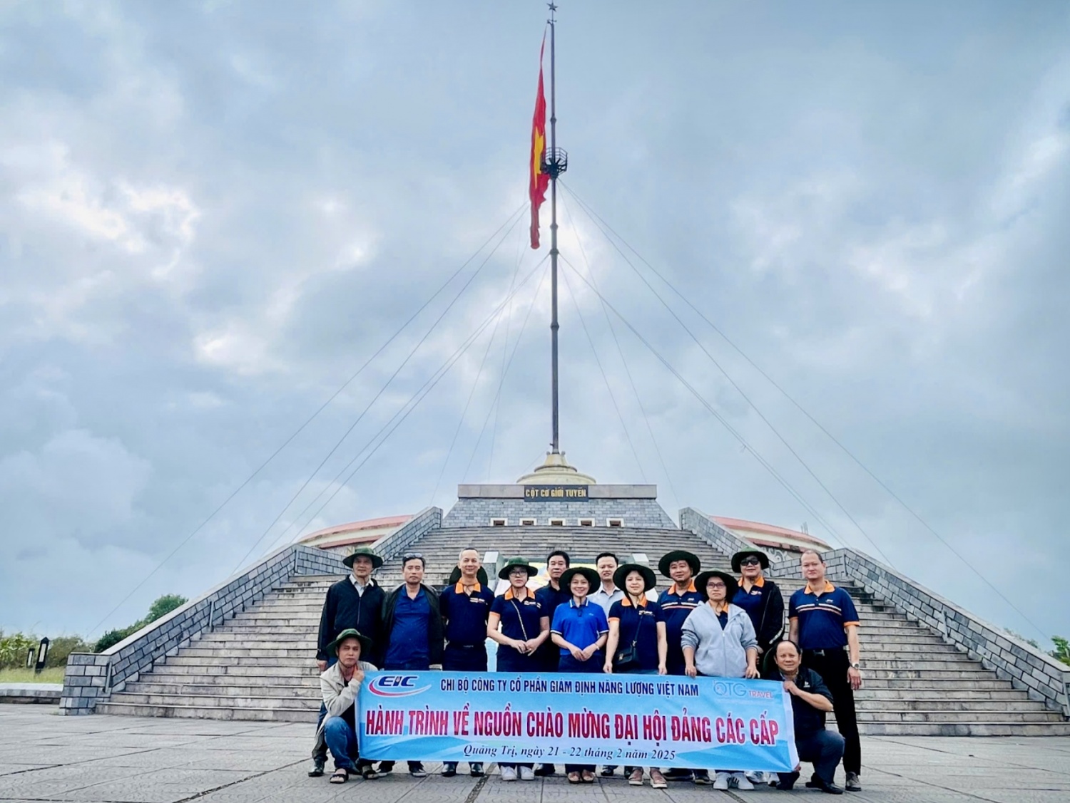 Chi bộ EIC: Lễ kết nạp đảng viên mới đầy ý nghĩa tại Nghĩa trang liệt sĩ Quốc gia Trường Sơn Chi bộ EIC: Lễ kết nạp đảng viên mới đầy ý nghĩa tại Nghĩa trang liệt sĩ Quốc gia Trường Sơn