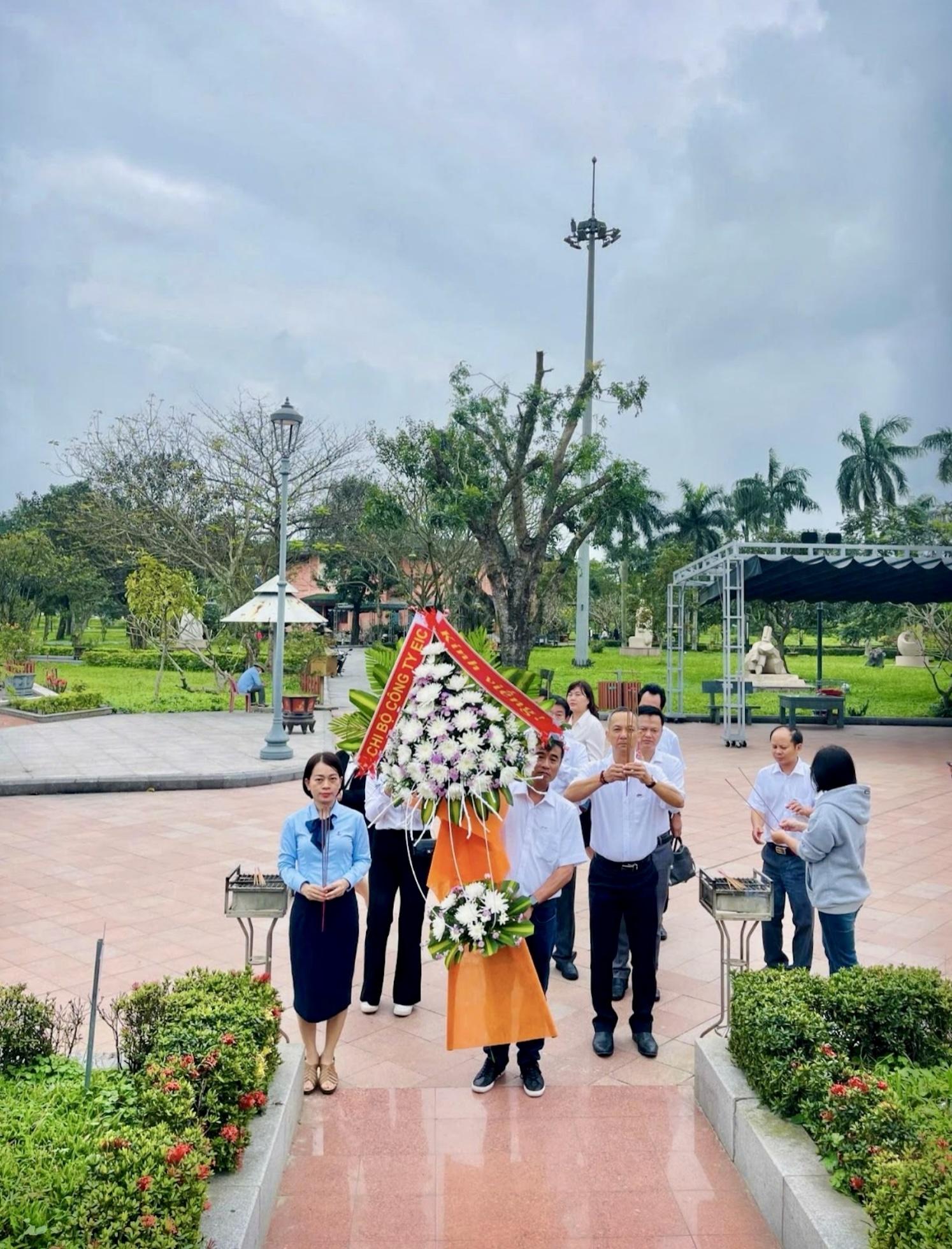 Chi bộ EIC: Lễ kết nạp đảng viên mới đầy ý nghĩa tại Nghĩa trang liệt sĩ Quốc gia Trường Sơn Chi bộ EIC: Lễ kết nạp đảng viên mới đầy ý nghĩa tại Nghĩa trang liệt sĩ Quốc gia Trường Sơn