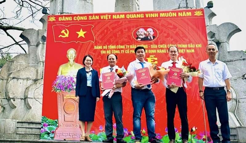 Lễ kết nạp đảng viên ý nghĩa của Chi bộ EIC tại Nghĩa trang liệt sĩ Quốc gia Trường Sơn Lễ kết nạp đảng viên ý nghĩa của Chi bộ EIC tại Nghĩa trang liệt sĩ Quốc gia Trường Sơn