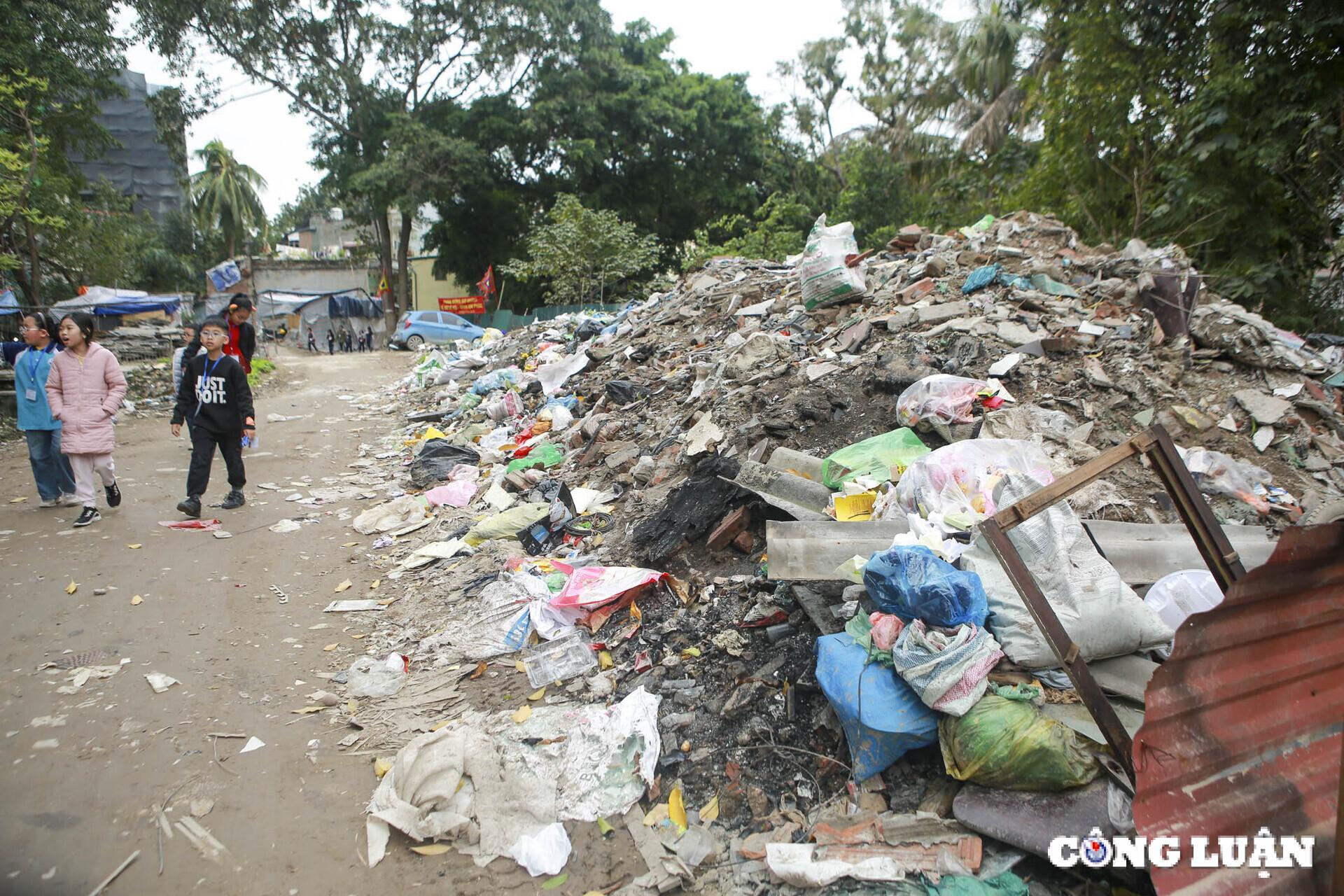 ha noi can canh mat nuoc den kit rac thai troi noi tren muong ke khe hinh 14