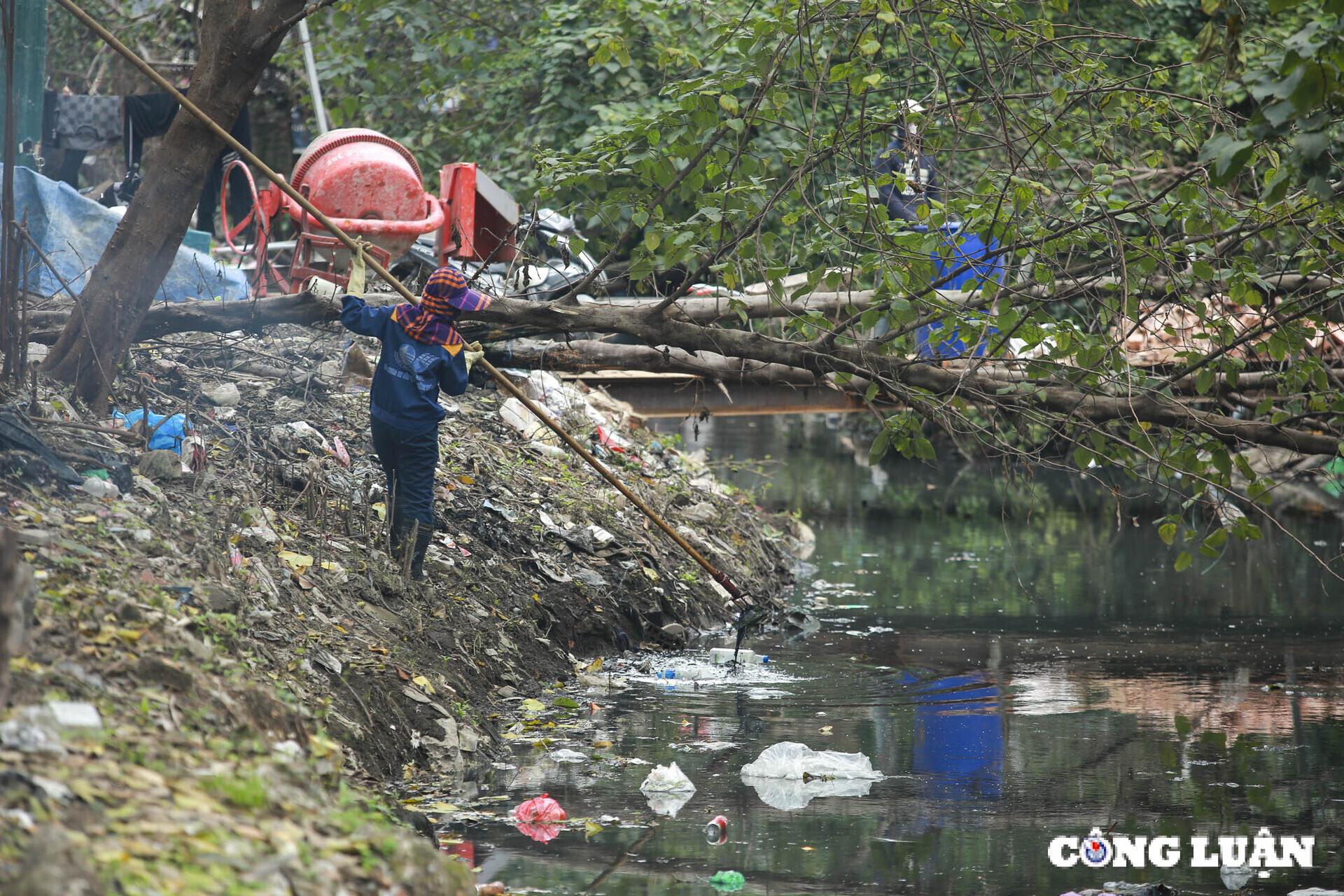 ha noi can canh mat nuoc den kit rac thai troi noi tren muong ke khe hinh 3