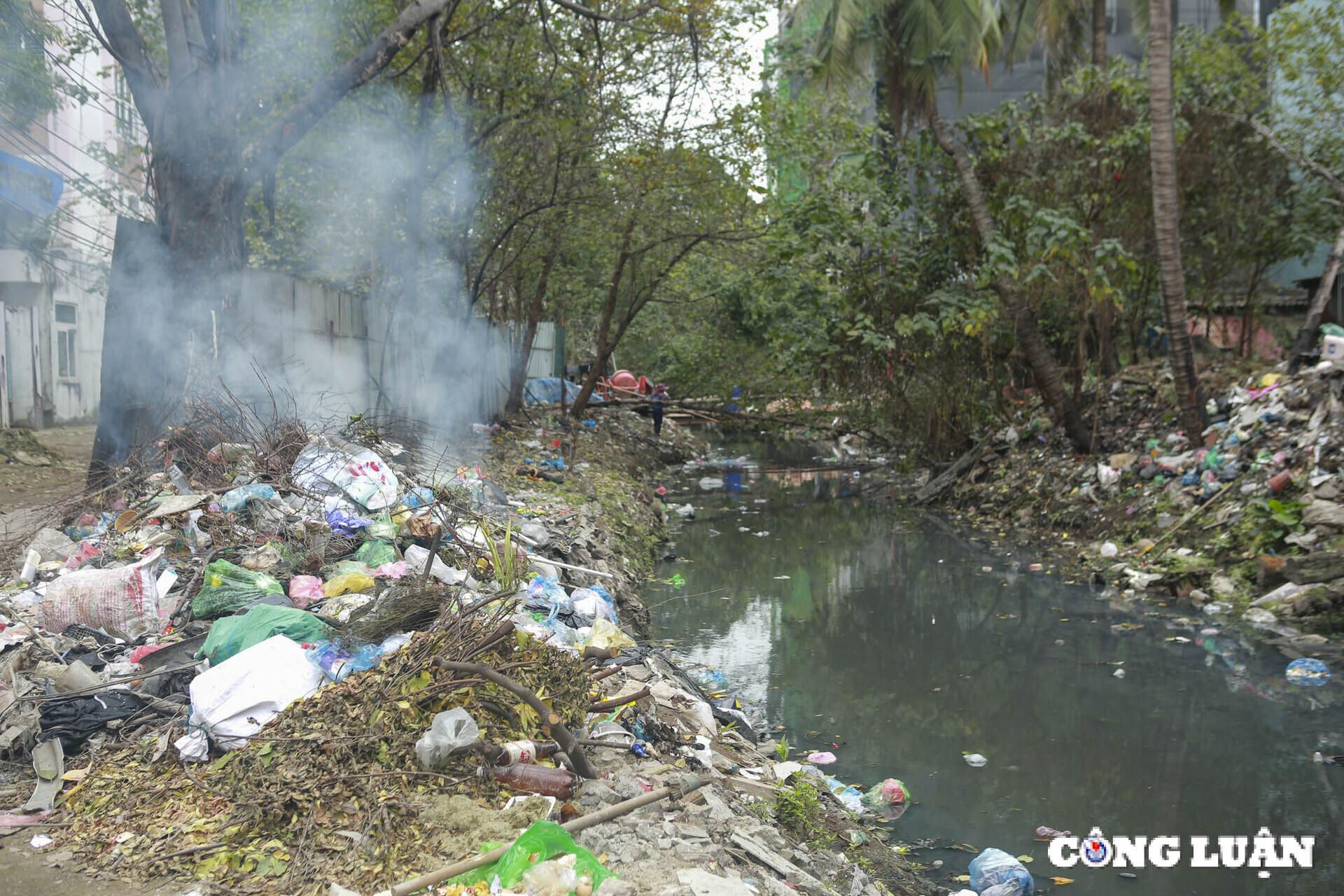 ha noi can canh mat nuoc den kit rac thai troi noi tren muong ke khe hinh 6