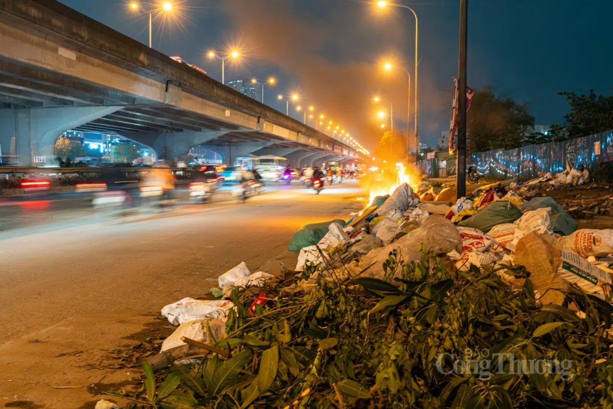 Đổ rác, đốt rác trộm trên đường Nguyễn Xiển