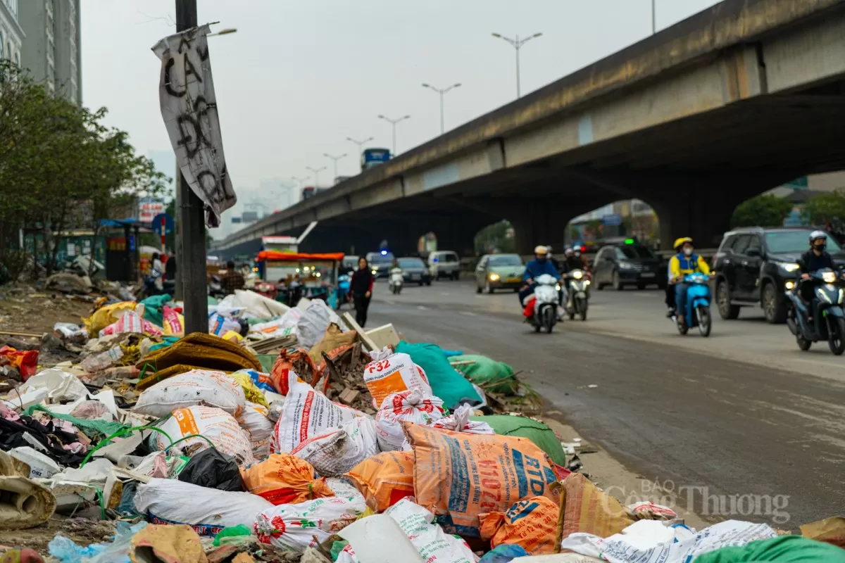 Đổ rác, đốt rác trộm trên đường Nguyễn Xiển