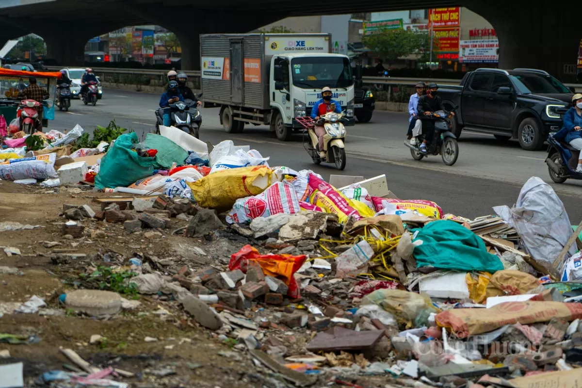 Đổ rác, đốt rác trộm trên đường Nguyễn Xiển