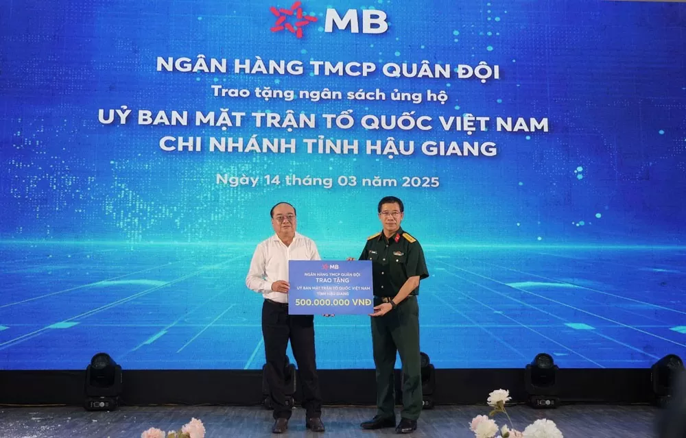 MB trao 500 triệu đồng tặng Ủy ban Mặt trận Tổ quốc Việt Nam tỉnh Hậu Giang.