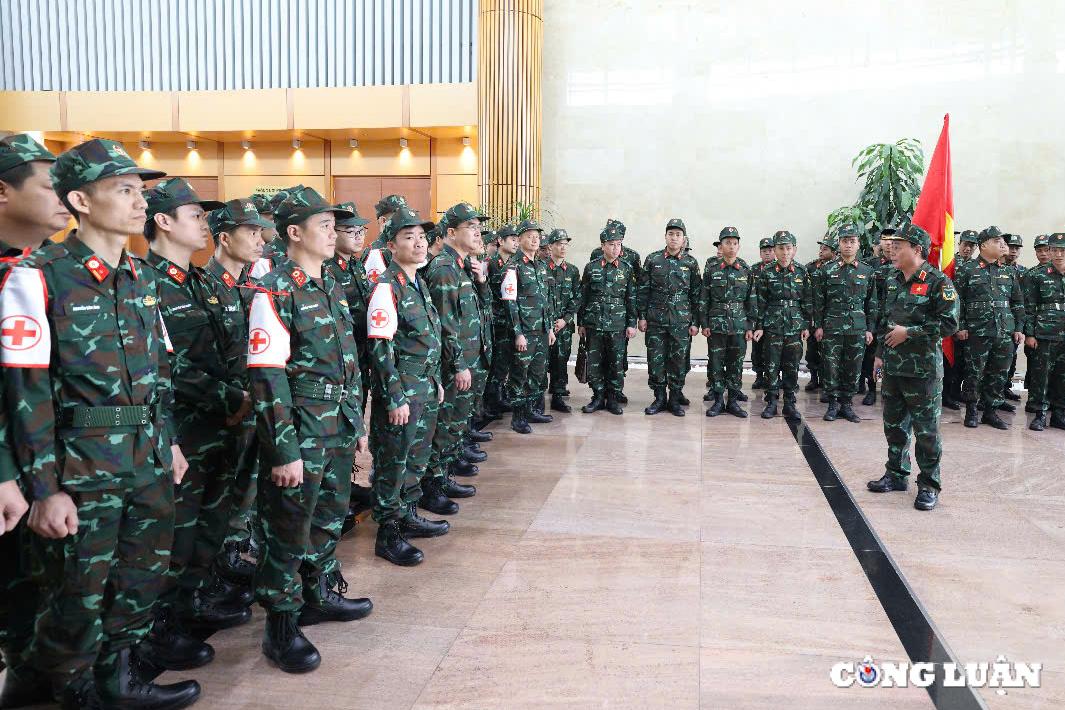 hinh anh 80 quan nhan len duong sang myanmar ho tro khac phuc hau qua dong dat hinh 4