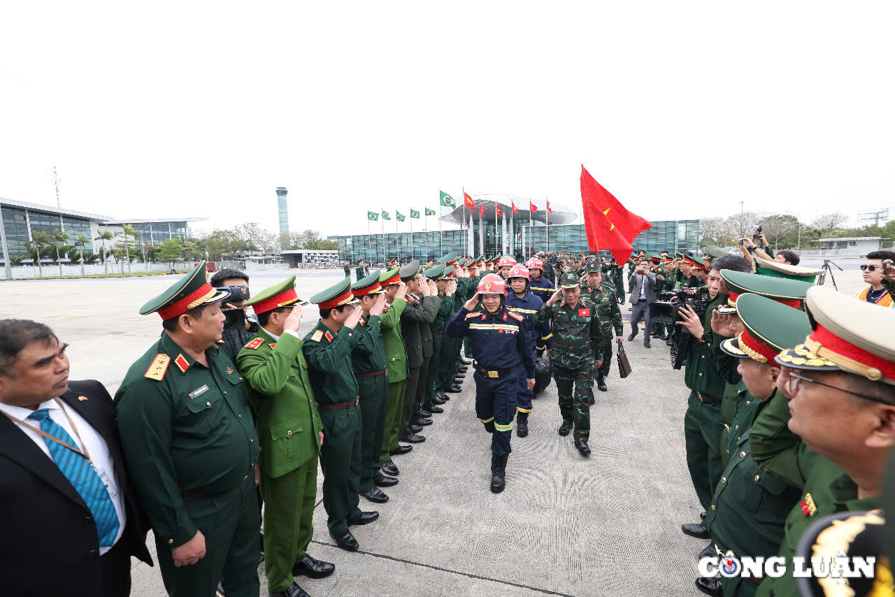 hinh anh 80 quan nhan len duong sang myanmar ho tro khac phuc hau qua dong dat hinh 8