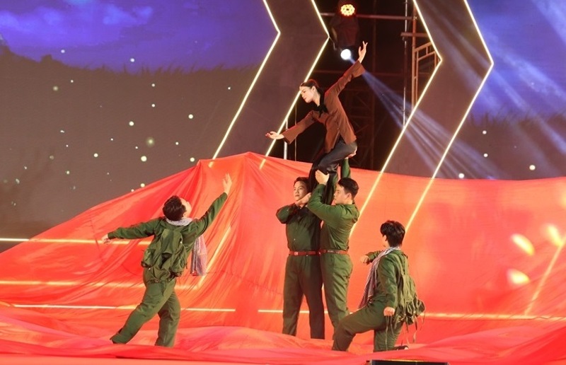 an tuong chuong trinh nghe thuat 60 nam ban hung ca ham rong hinh 1