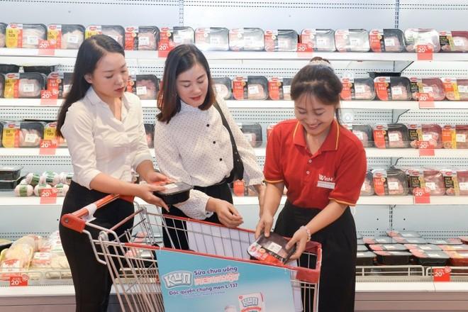 Người tiêu dùng mua sắm tại siêu thị WinMart