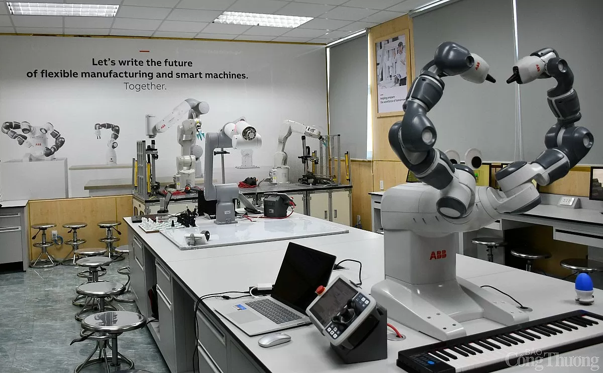 Khám phá phòng lab robot IUH hiện đại nhất Việt Nam