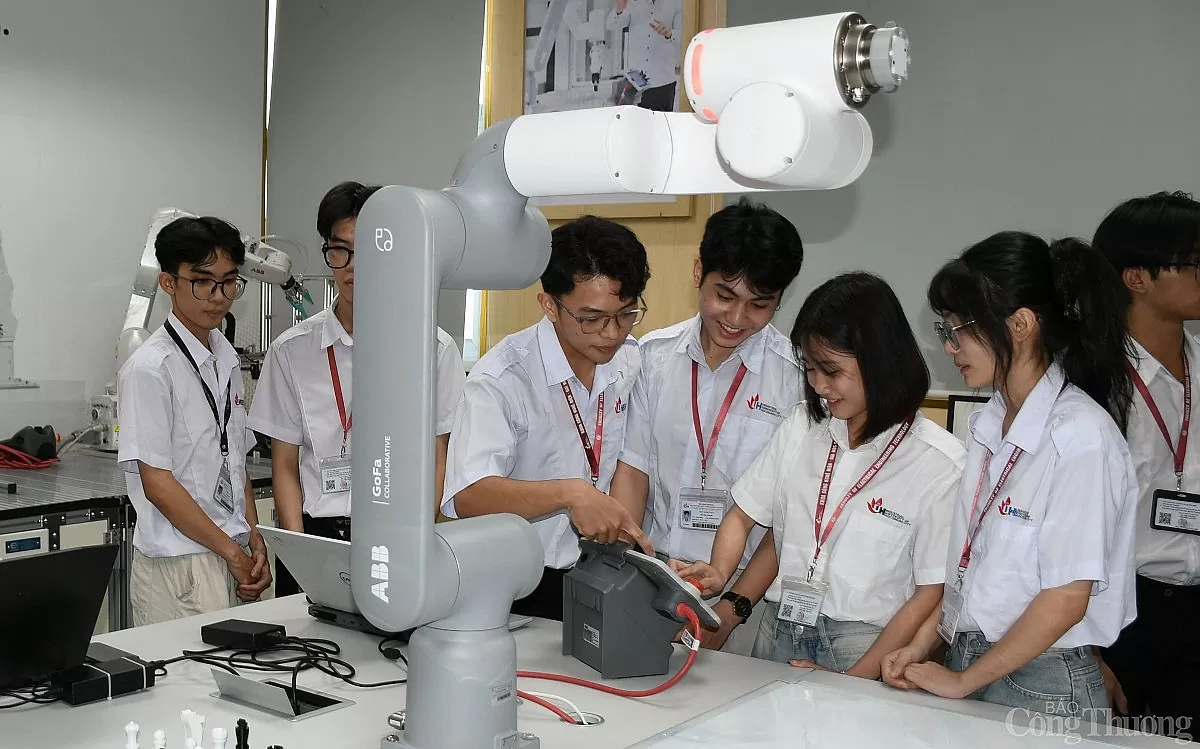 Khám phá phòng lab robot IUH hiện đại nhất Việt Nam
