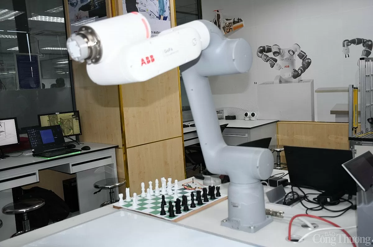 Khám phá phòng lab robot IUH hiện đại nhất Việt Nam