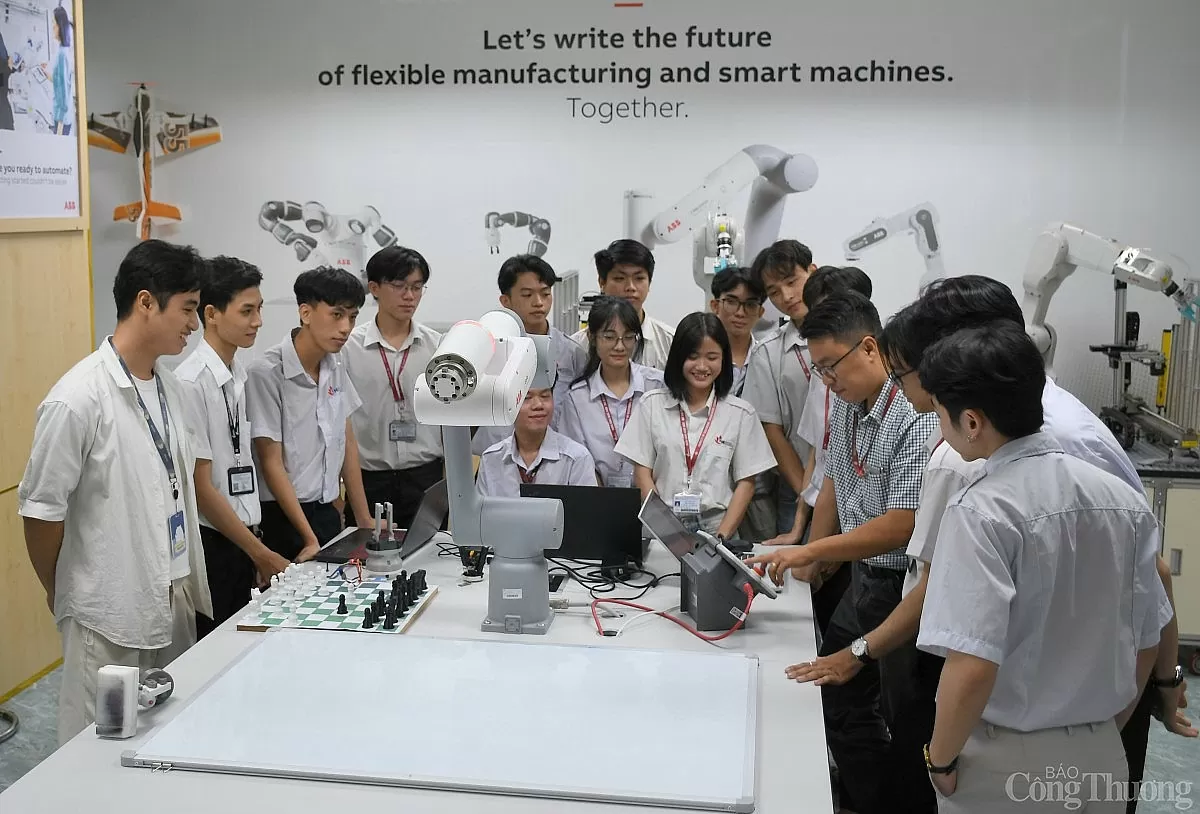 Khám phá phòng lab robot IUH hiện đại nhất Việt Nam