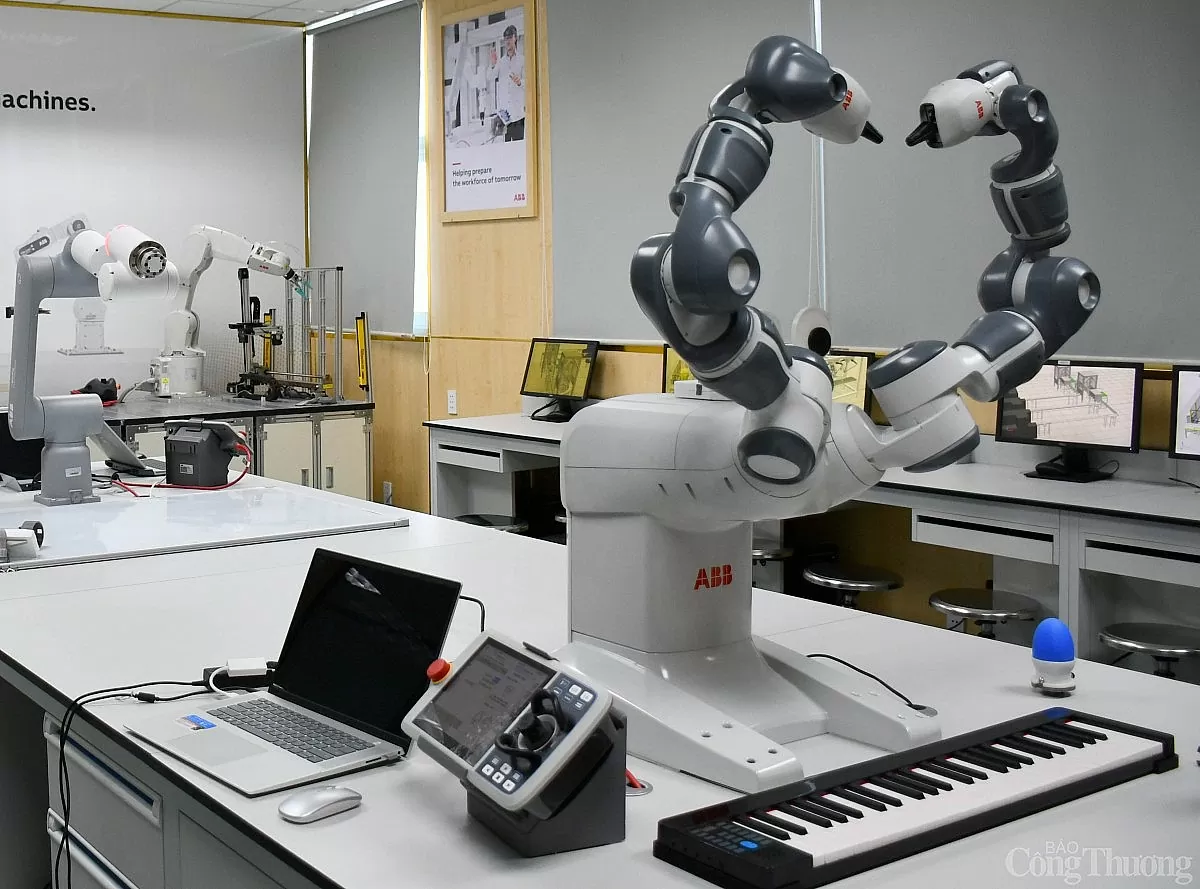 Khám phá phòng lab robot IUH hiện đại nhất Việt Nam