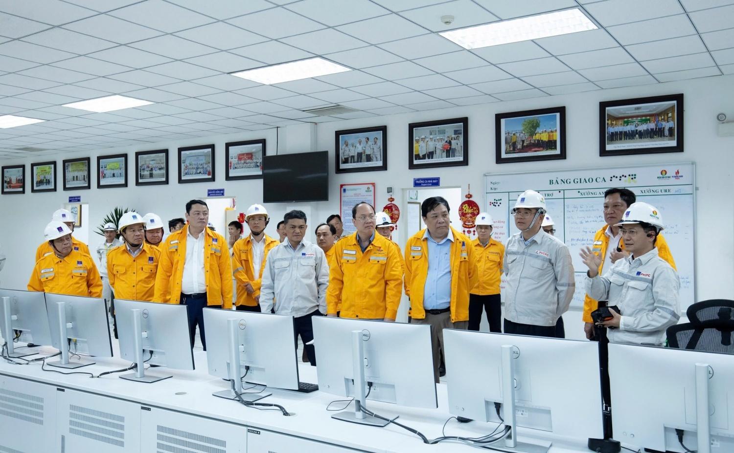 Đoàn công tác do ông Nguyễn Hồ Hải - Bí thư Tỉnh ủy Cà Mau dẫn đầu đã có buổi khảo sát và làm việc với Công ty Cổ phần Phân bón Dầu khí Cà Mau (PVCFC, Phân bón Cà Mau) và các đơn vị thuộc Cụm công nghiệp Khí - Điện - Đạm Cà Mau. Đoàn công tác do ông Nguyễn Hồ Hải - Bí thư Tỉnh ủy Cà Mau dẫn đầu đã có buổi khảo sát và làm việc với Công ty Cổ phần Phân bón Dầu khí Cà Mau (PVCFC, Phân bón Cà Mau) và các đơn vị thuộc Cụm công nghiệp Khí - Điện - Đạm Cà Mau.