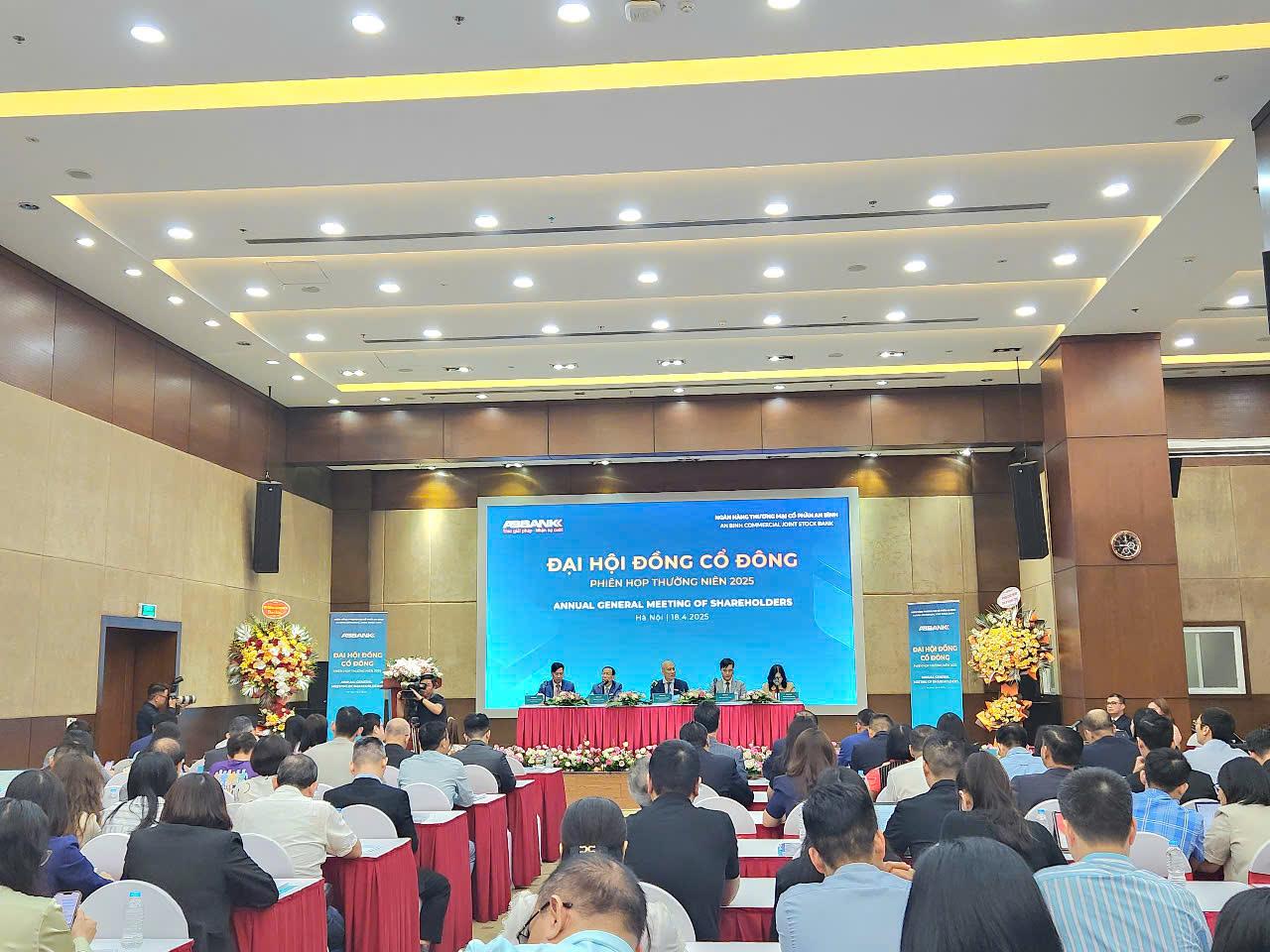 ĐHCĐ ABBank 2025: Nhiều bộ phận giảm 30 - 40% nhân sự, lợi nhuận mục tiêu đạt tối thiểu 1.800 tỷ - Ảnh 1.