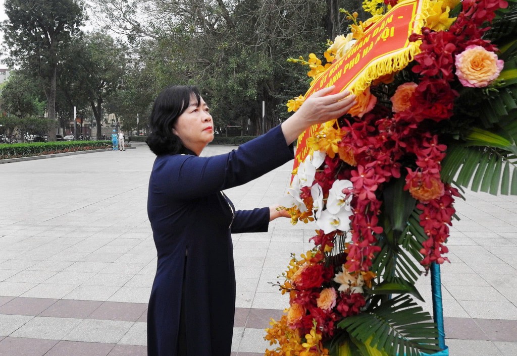 Lãnh đạo TP Hà Nội dâng hoa tưởng nhớ lãnh tụ V.I.Lênin