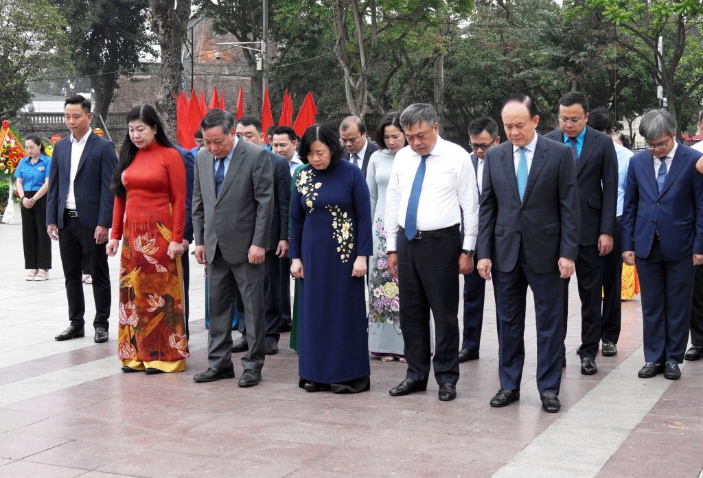 Lãnh đạo TP Hà Nội dâng hoa tưởng nhớ lãnh tụ V.I.Lênin