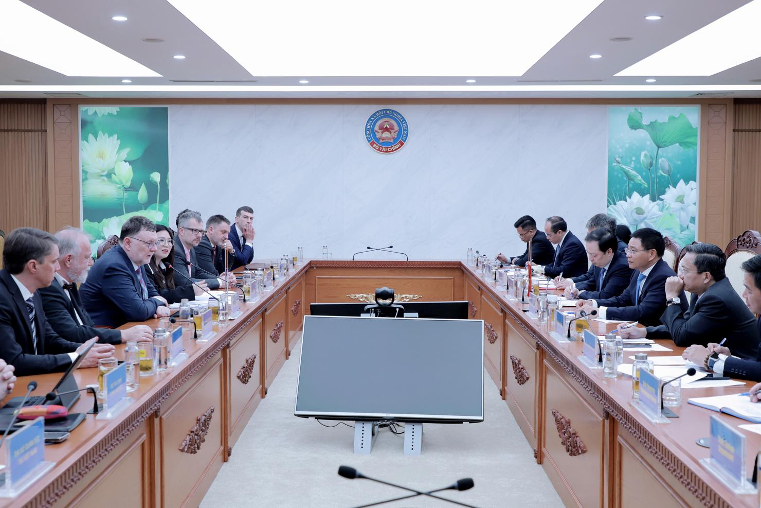 Hai b&ecirc;n&nbsp;thảo luận v&agrave; chia sẻ nhiều nội dung hợp t&aacute;c quan trọng.