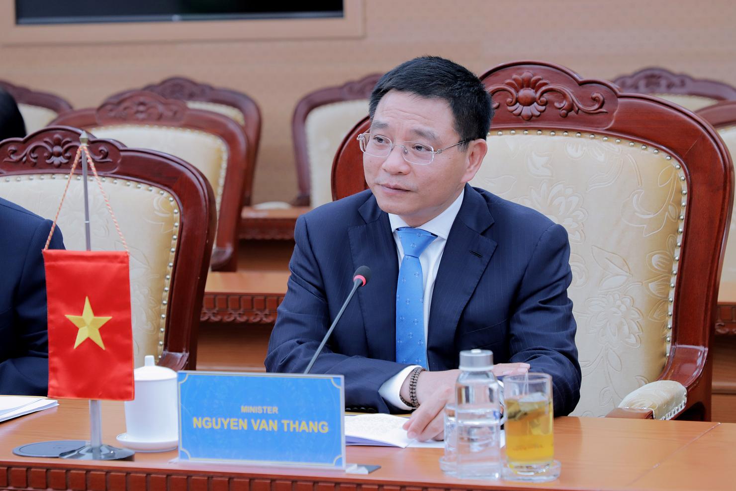 Bộ trưởng Bộ T&agrave;i ch&iacute;nh Nguyễn Văn Thắng ph&aacute;t biểu tại buổi l&agrave;m việc.