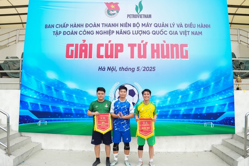 Sôi nổi Giải bóng đá Cúp Tứ Hùng do Đoàn Thanh niên BMQL&ĐH Petrovietnam tổ chức Sôi nổi Giải bóng đá Cúp Tứ Hùng do Đoàn Thanh niên BMQL&ĐH Petrovietnam tổ chức