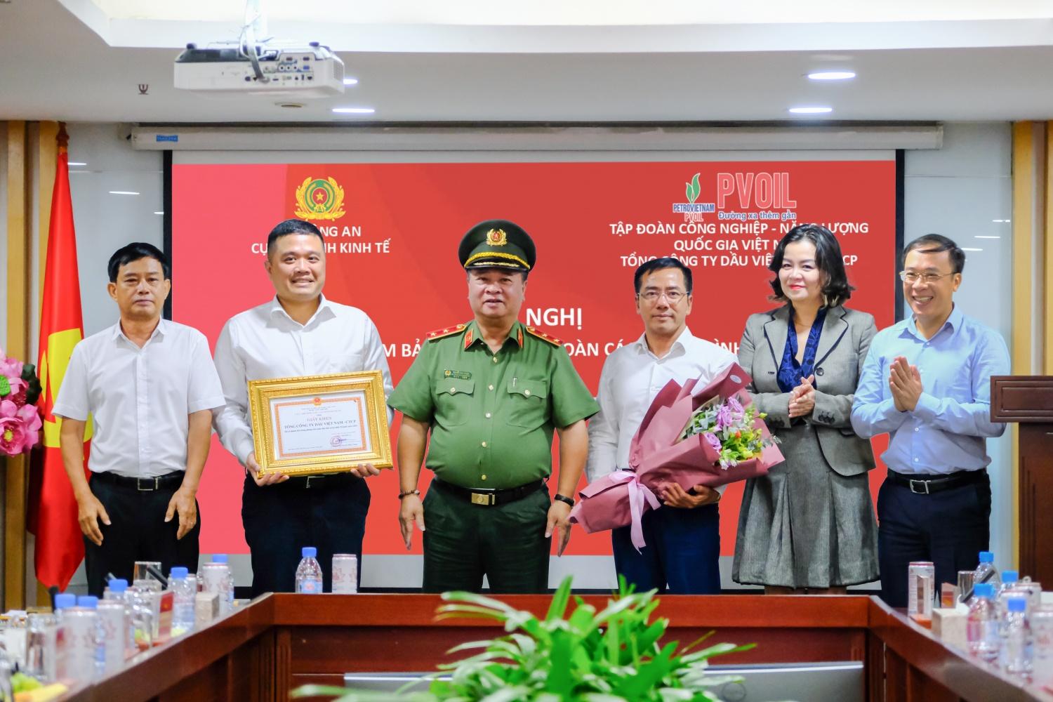 Đồng chí Trung tướng Nguyễn Đình Thuận - Bí thư Đảng ủy, Cục trưởng Cục An ninh Kinh tế tặng giấy khen cho Tập thể Tổng công ty Dầu Việt Nam - CTCP Đồng chí Trung tướng Nguyễn Đình Thuận - Bí thư Đảng ủy, Cục trưởng Cục An ninh Kinh tế tặng giấy khen cho Tập thể Tổng công ty Dầu Việt Nam - CTCP