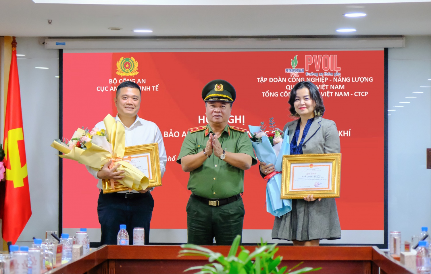 Đồng chí Trung tướng Nguyễn Đình Thuận - Bí thư Đảng ủy, Cục trưởng Cục An ninh Kinh tế tặng giấy khen cho các cá nhân lãnh đạo PVOIL Đồng chí Trung tướng Nguyễn Đình Thuận - Bí thư Đảng ủy, Cục trưởng Cục An ninh Kinh tế tặng giấy khen cho các cá nhân lãnh đạo PVOIL