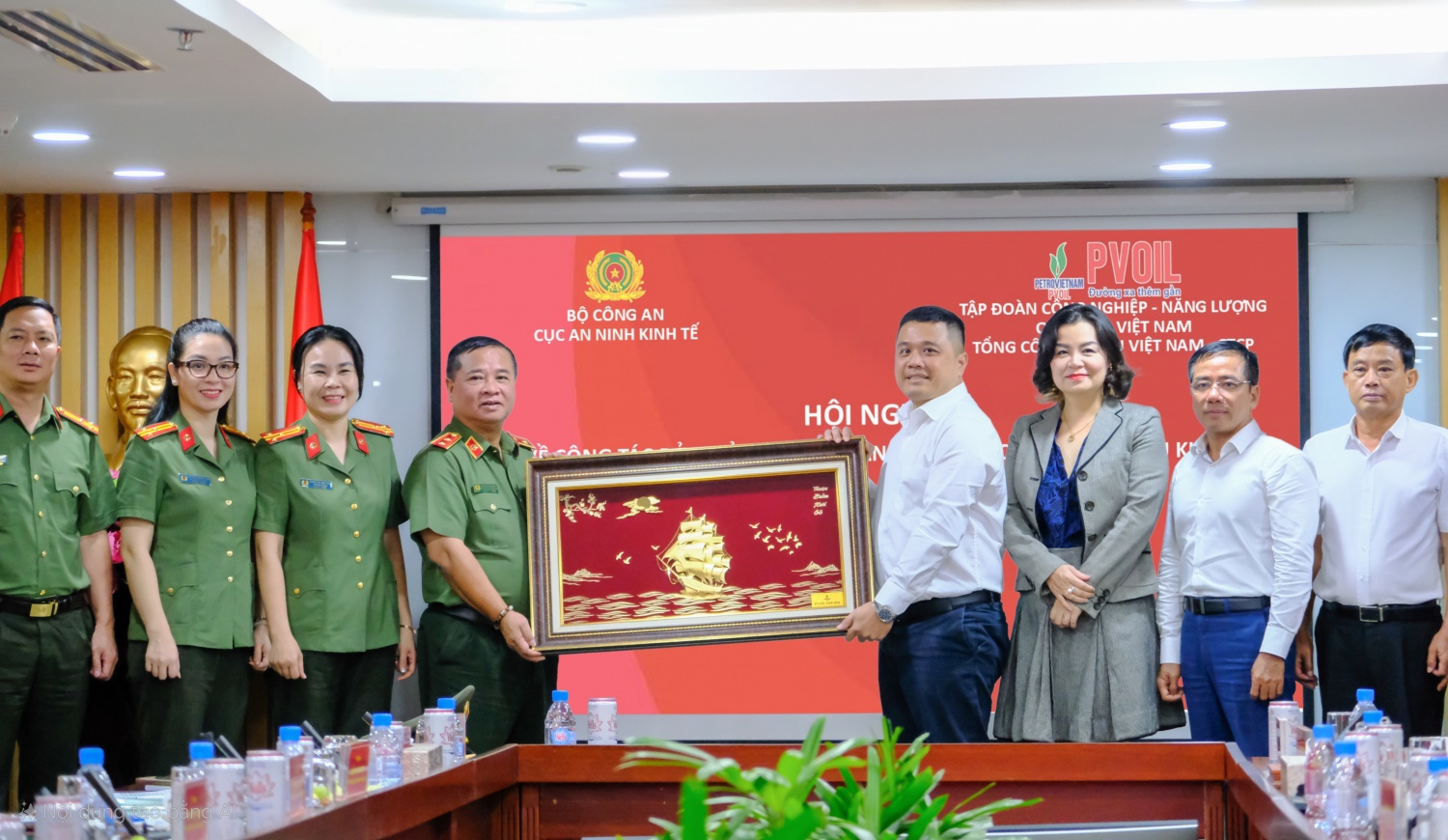 Lãnh đạo PVOIL tặng quà lưu niệm cho Cục An ninh Kinh tế Lãnh đạo PVOIL tặng quà lưu niệm cho Cục An ninh Kinh tế