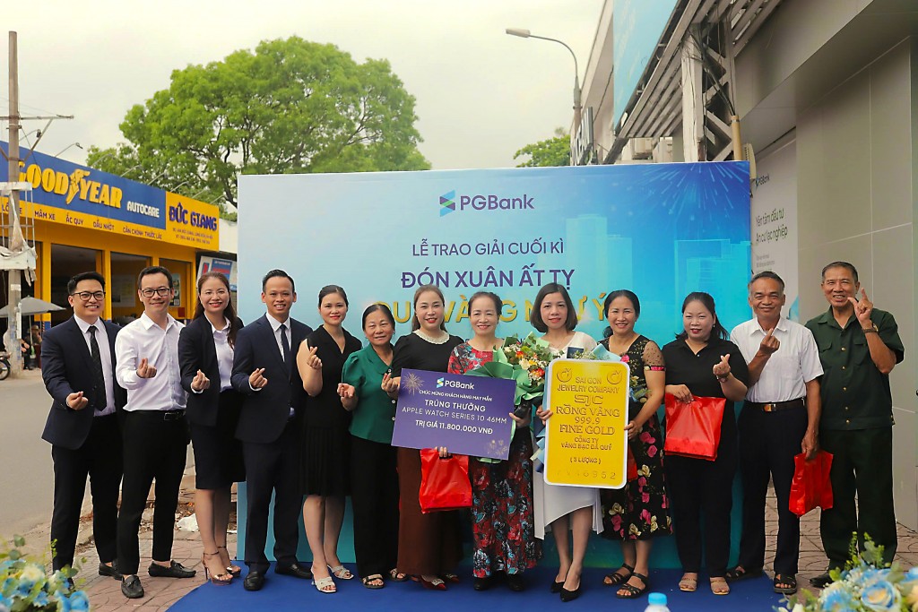 Đại diện PGBank lên trao giải