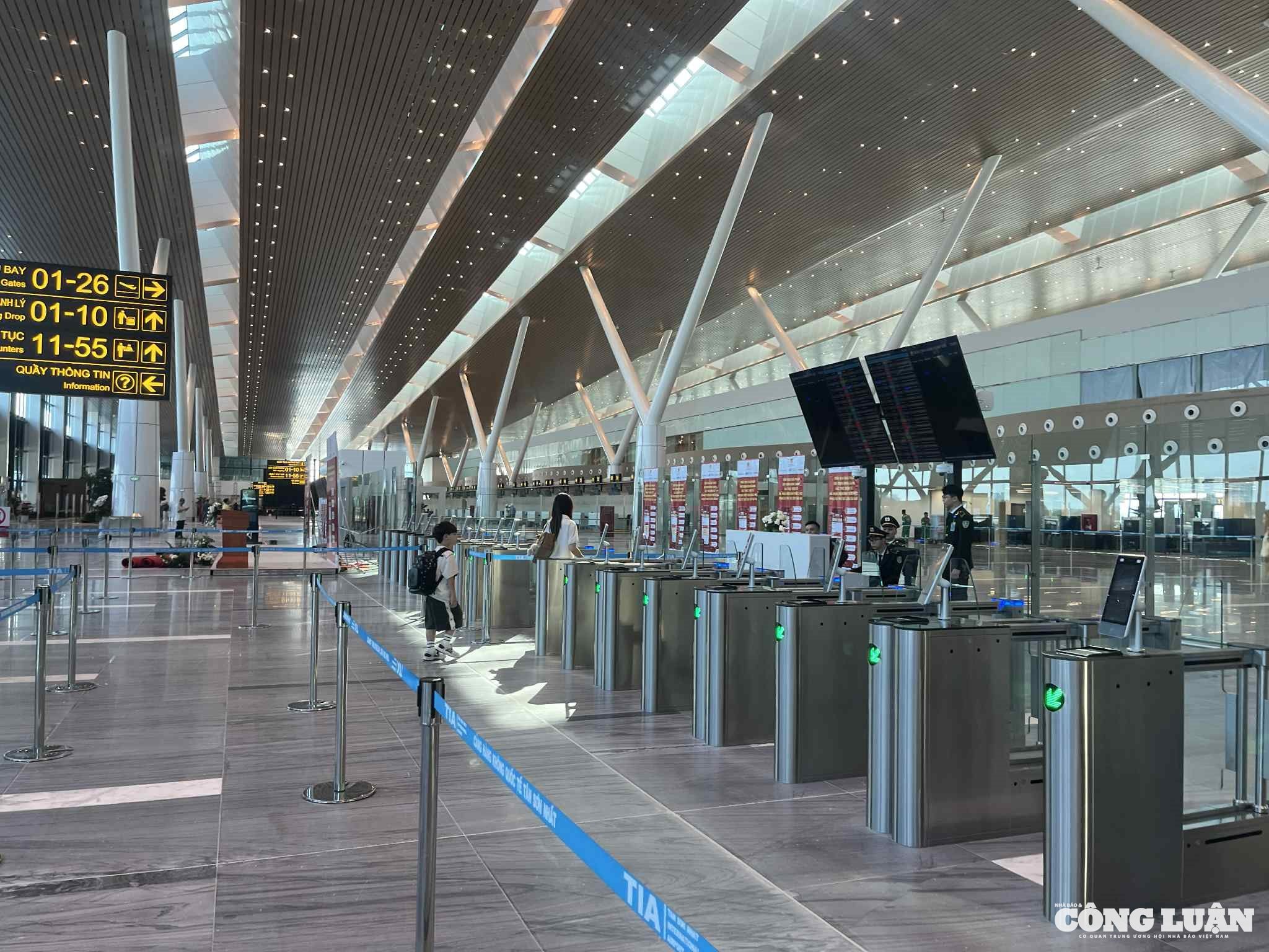 Hình ảnh Nhà ga T3 cảng hàng không Tân Sơn Nhất hiện đại được đưa vào khai thác phục vụ người dân dịp nghỉ lễ 30/4 - 1/5.