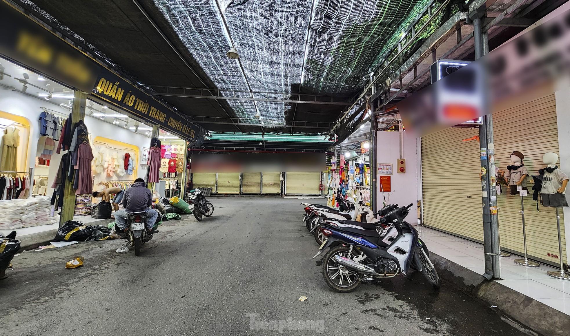 Cảnh khó tin tại thủ phủ thời trang lớn nhất miền Bắc- Ảnh 1.