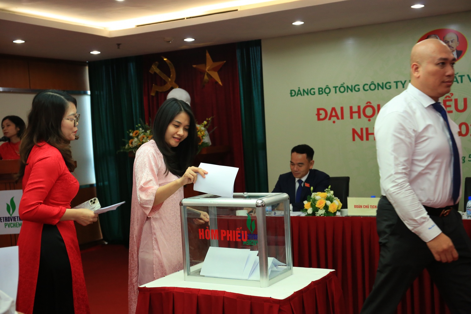 Phấn đấu góp phần vào tăng trưởng hai con số của Petrovietnam Đại hội Đảng bộ PVChem lần thứ XI