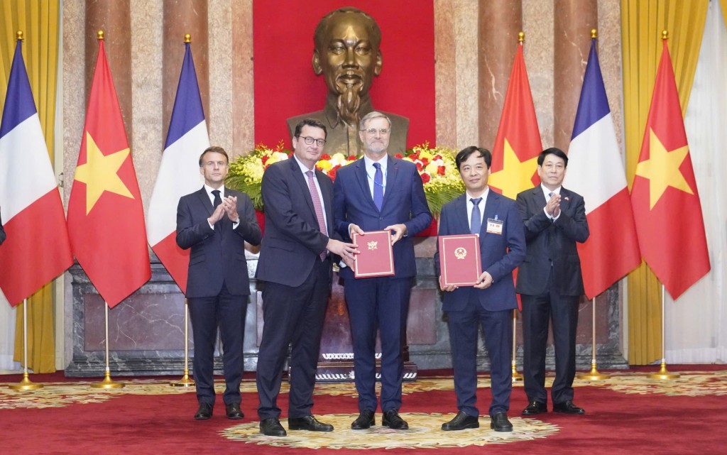 Thỏa thuận được ký kết tại Hà Nội dưới sự chứng kiến của Tổng thống Pháp Emmanuel Macron và Chủ tịch nước Lương Cường nhân chuyến thăm chính thức Việt Nam của Tổng thống Pháp