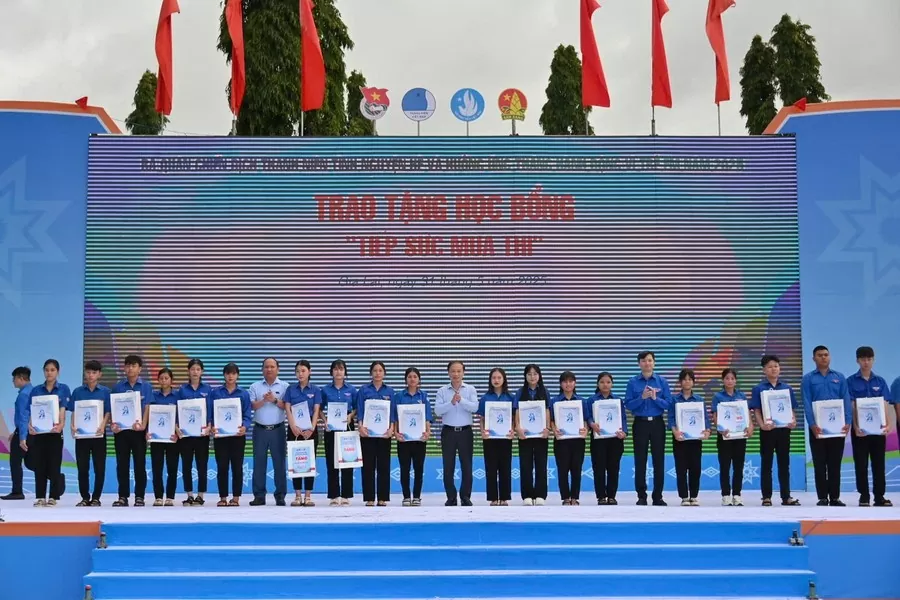 lãnh đạo Ban Tuyên giáo và Dân vận Trung ương, Tỉnh ủy-UBND tỉnh tặng học bổng “Tiếp sức mùa thi” cho các học sinh khó khăn lãnh đạo Ban Tuyên giáo và Dân vận Trung ương, Tỉnh ủy-UBND tỉnh tặng học bổng “Tiếp sức mùa thi” cho các học sinh khó khăn