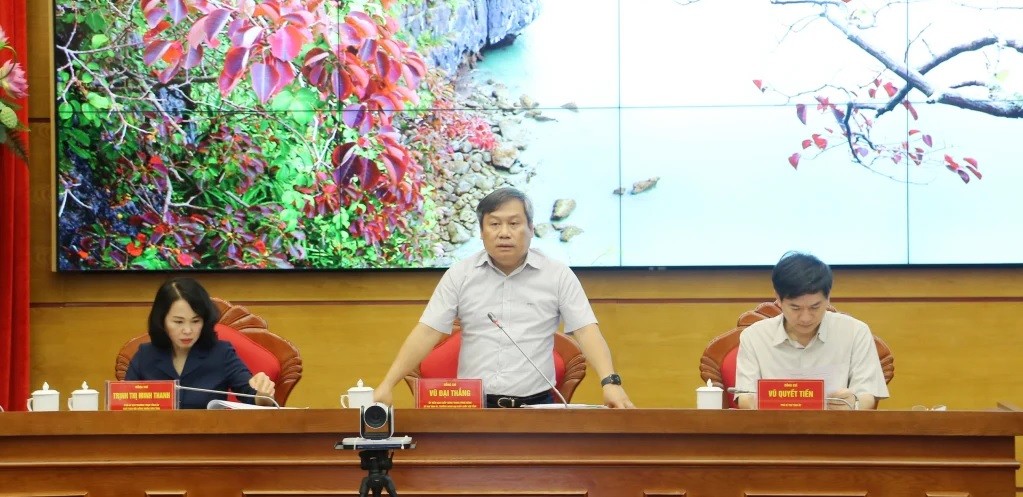 Đồng chí Vũ Đại Thắng, Bí thư Tỉnh ủy Quảng Ninh đề xuất các giải pháp tháo gỡ đối với một số vấn đề đang là điểm nghẽn hiện nay như: giải ngân vốn đầu tư công, tháo gỡ khó khăn cho các dự án đầu tư ngoài ngân sách, thu hút các dự án đầu tư mới. Đồng chí Vũ Đại Thắng, Bí thư Tỉnh ủy Quảng Ninh đề xuất các giải pháp tháo gỡ đối với một số vấn đề đang là điểm nghẽn hiện nay như: giải ngân vốn đầu tư công, tháo gỡ khó khăn cho các dự án đầu tư ngoài ngân sách, thu hút các dự án đầu tư mới.