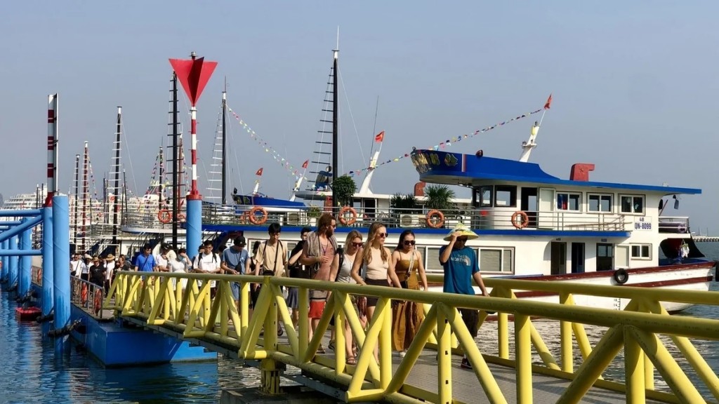 Ngành du lịch tỉnh Quảng Ninh tăng trưởng ấn tượng trong 5 tháng vừa qua. Ngành du lịch tỉnh Quảng Ninh tăng trưởng ấn tượng trong 5 tháng vừa qua.