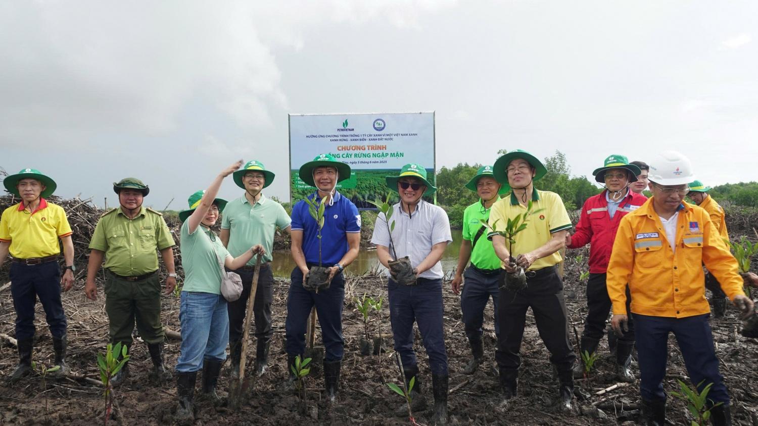 Petrovietnam phát động trồng cây rừng ngập mặn tại Cà Mau hưởng ứng Ngày Môi trường Thế giới Petrovietnam phát động trồng cây rừng ngập mặn tại Cà Mau hưởng ứng Ngày Môi trường Thế giới