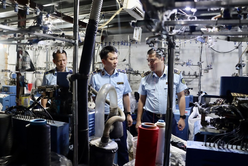 Trong cao điểm chống hàng giả, lực lượng quản lý thị trường đã kiểm tra, phát hiện xưởng sản xuất tất giả mạo các thương hiệu nổi tiếng đến từ Hàn Quốc, Nhật Bản đã được bảo hộ tại Việt Nam. Ảnh: Quyên Lưu